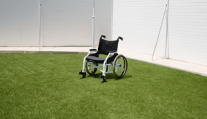 Fauteuil roulant sur gazon synthétique