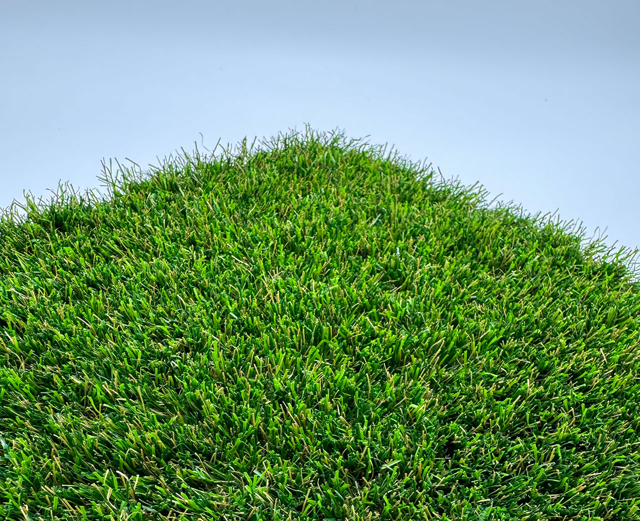 Pourquoi l&rsquo;herbe pousse sur mon gazon synthétique ?