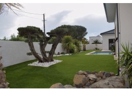 Investir dans le gazon synthétique pour son jardin et les tours de piscines