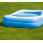 Pourquoi installer du gazon synthétique autour d’une piscine ?