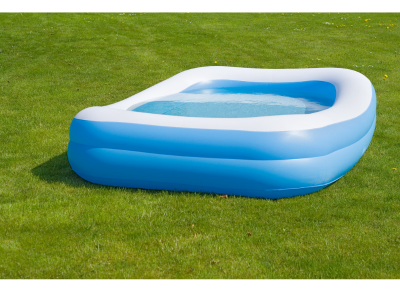 Pourquoi installer du gazon synthétique autour d’une piscine ?